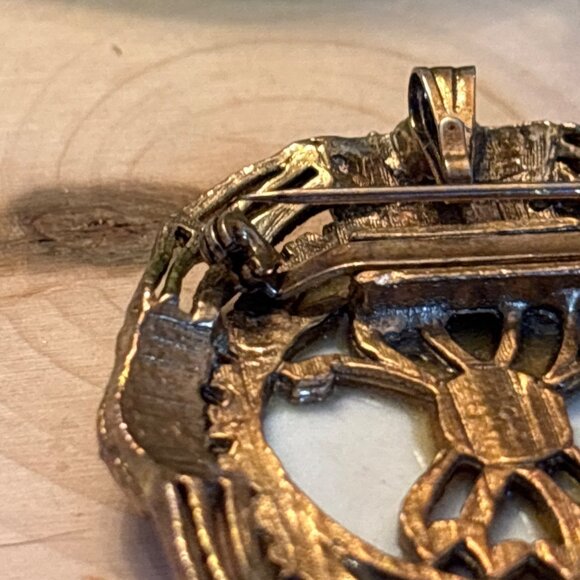 Vintage Hand-Painted Porcelain Floral Brooch – Signed J. Pareda 1930s - Picture 8 of 10